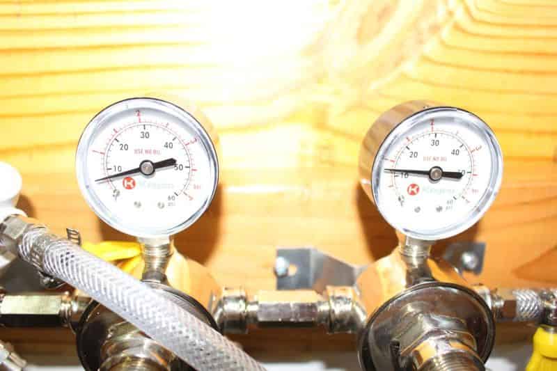 Setting different pressures on the Secondary CO2 Regulator #1