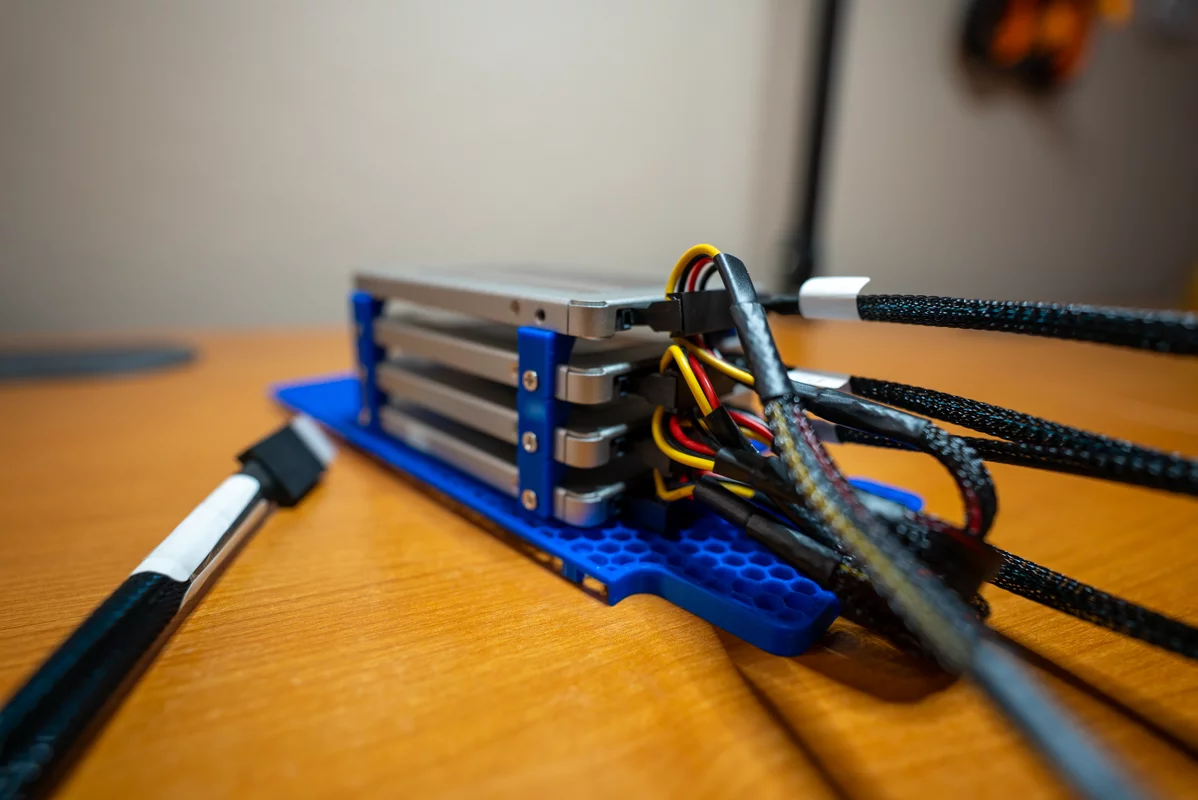 MK735 Drive Caddy with SATA SSDs, data cables, and power cables #1