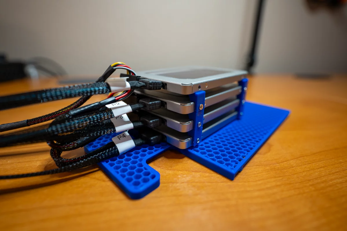 MK735 Drive Caddy with SATA SSDs, data cables, and power cables #4