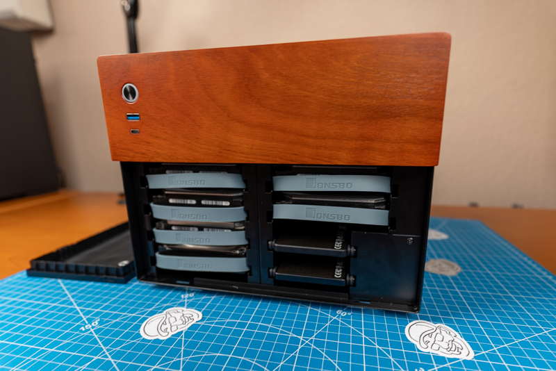 Loading the JONSBO N4 with drives #3